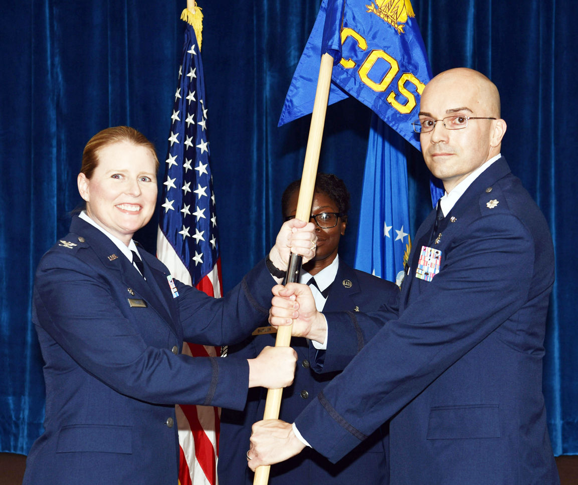 PARIS, TN: Barker assumes command of med squadron